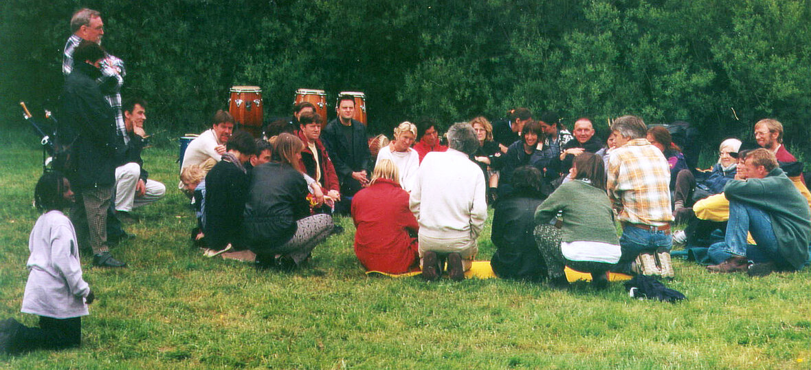 Sitzende Gruppe im Park
