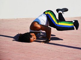 Junge tanzt Breakdance auf der Straße