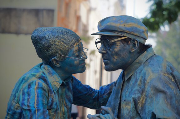 Statue zweier älterer Tanzenden, die sich liebevoll anschauen